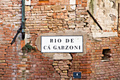 Nizioleto oder Kleines Betttuch heißen die Strassenschilder in Venedig