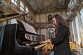 Musikkonservatorium, Musikstudentin übt am Piano, Musikhochschule Benedetto Marcello di Venezia, Venedig, Italien