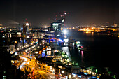 Blick aus Hotelzimmer auf Hamburger Hafen und Elbphilarmonie, Hamburg, Deutschland