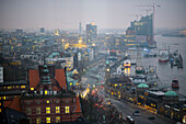 Blick aus Hotelzimmer auf Hamburger Hafen und Elbphilarmonie, Hamburg, Deutschland