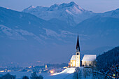 Kirche auf dem Pankraz-Berg am Eingang zum Zillertal, Österreich