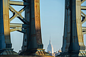 Manhattan Bridge und Empire State Building, Dumbo, Brooklyn, New York, USA