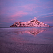 Hustind mountain peak glows pink over Skagsanden beach, Flakstad, Flakstad??y, Lofoten Islands, Norway