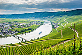 Cruise ship passing the riverbend at Minnheim, Moselle Valley, Rhineland-Palatinate, Germany, Europe