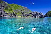 Tourists swimming in the crystal clear water in the Bacuit archipelago, Palawan, Philippines, Southeast Asia, Asia