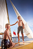 Zwei Jungen auf einen Segelboot, Starnberger See, Oberbayern, Bayern, Deutschland