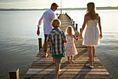 Familie auf einem Steg am Starnberger See, Oberbayern, Bayern, Deutschland