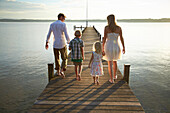 Familie auf einem Steg am Starnberger See, Oberbayern, Bayern, Deutschland