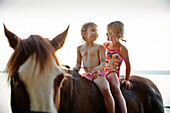 Zwei Mädchen auf einem Pferd am Starnberger See, Oberbayern, Bayern, Deutschland