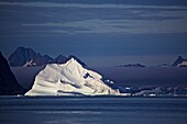 Eisberg im Abendlicht, Ostgrönland, Grönland