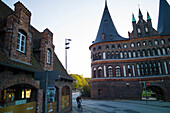 Salzspeicher und Holstentor, Lübeck, Schleswig-Holstein, Deutschland