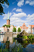 Blick über Trave auf Altstadt mit Petrikirche, Lübeck, Schleswig-Holstein, Deutschland