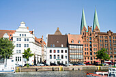 Blick über Trave auf Altstadt mit Marienkirche, Lübeck, Schleswig-Holstein, Deutschland