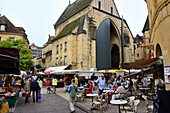 Markt in der Altstadt von Sarlat-la-Canéda, Périgord, Dordogne, Aquitaine, West-Frankreich, Frankreich