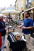 Markt in der Altstadt von Sarlat-la-Canéda, Périgord, Dordogne, Aquitaine, West-Frankreich, Frankreich