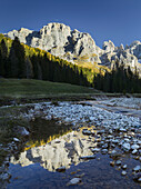 Monte Mulaz mit Spiegelung, Bach Travignolo, Val Venegia, Trentino - Alto Adige, Dolomiten, Italien