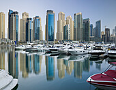 Yachten im Hafen Dubai Marina, Hochhäuder, Dubai, Vereinigte Arabische Emirate