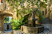 mittelalterlicher Brunnen, Crestet, bei Vaison-la-Romaine, Département Vaucluse, Provence-Alpes-Côte d´Azur, Provence, Frankreich