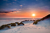 Sonnenuntergang über dem Meer, Amrum, Nordfriesische Inseln, Nordfriesland, Schleswig-Holstein, Deutschland