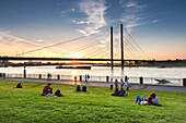Sonnenuntergang, Rheinwiese, Düsseldorf, Nordrhein Westfalen, Deutschland