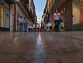 Fußgänger auf der Via Giuseppe Mazzini, Verona, Venetien, Italien