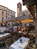 Straßencafe, Torre del Gardello im Hintergrund, Verona, Venetien, Italien