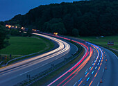 Lichtspuren auf der Autobahn A8 Salzburg-München, Irschenberg, Bayern, Deutschland
