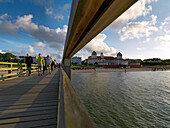 Seebrücke mit Kurhaus im Hintergrund, Binz, Rügen, Mecklenburg-Vorpommern, Deutschland