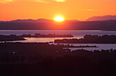 Sonnenaufgang über dem Chiemsee mit Fraueninsel, Bayern, Deutschland