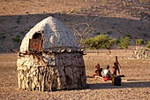 Himba-Nomaden vor ihrer Hütte, Kaokoveld, Namibia