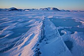 Schneeverwehungen auf der Beringsee, Tschukotka (Autonomer Kreis der Tschuktschen), Sibirien, Russland