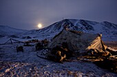 Yaranga, Zelt sibirischer Rentiernomaden bei aufgehendem Mond, Tschukotka (Autonomer Kreis der Tschuktschen), Sibirien, Russland