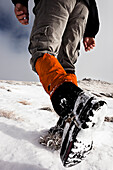 Wanderer läuft durch Schnee, Aufstieg zum Unnütz (2078 m), Rofan, Tirol, Österreich
