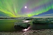 Northern lights, Jokulsarlon glacier lagoon, Southern Iceland, Iceland, Europe.