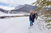 Zwei junge Frauen im Schnee, Spitzingsee, Oberbayern, Bayern, Deutschland