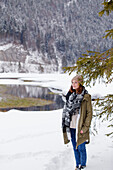 Junge Frau im Schnee, Spitzingsee, Oberbayern, Bayern, Deutschland