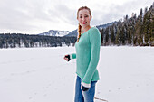 Junge Frau im Schnee, Spitzingsee, Oberbayern, Bayern, Deutschland