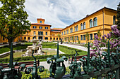 Lehnbachhaus with garden and fountain, art museum, Staedtische Galerie im Lehnbachhaus, Lehnbachpalais, architekt Gabriel von Seidl, 19th century, Munich, Upper Bavaria, Bavaria, Germany, Europe