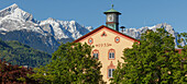 Rathaus und Wettersteingebirge mit Alpspitze und Zugspitze, Partenkirchen, Garmisch-Partenkirchen, Werdenfelser Land, Bayerische Alpen, Oberbayern, Bayern, Deutschland, Europa