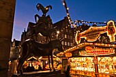 Statue of the Bremen town musicians and stalls at the Christmas market in Bremen, Germany, Europe