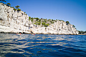 den Calanques entlang kajakfahren, Bouches-du-Rhône, Frankreich