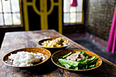 Traditionelle indonesische Mahlzeit aus Reis, Botor und Jackfrucht-Curry, Tetebatu, Lombok, Indonesien