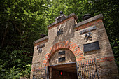 Eingangsportal zum Besucher Bergwerk Tiefer Stollen, Aalen, Ostalbkreis, Schwäbische Alb, Baden-Württemberg, Deutschland