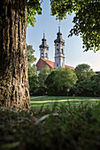 Kirchtürme im Klosterpark des barocken Kloster Zwiefalten, Landkreis Reutlingen, Oberschwäbische Barockstraße, Schwäbische Alb, Baden-Württemberg, Deutschland
