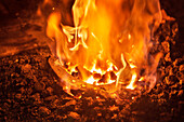 Hufeisen glüht im Feuer in der Werkstatt eines Hammerschmieds, Vellberg, Landkreis Schwäbisch Hall, Baden-Württemberg, Deutschland