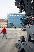 Skulptur The Morning Line und ZKM, Zentrum für Kunst und Medientechnologie, Karlsruhe, Baden-Württemberg, Deutschland
