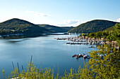 Blick auf den Edersee bei Rehbach mit Segelbooten an Stegen im Nationalpark Kellerwald-Edersee, Nordhessen, Hessen, Deutschland, Europa