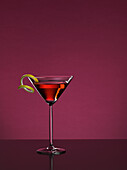 Cocktail Cosmopolitan auf lila Hintergrund, Cocktail, Getränk