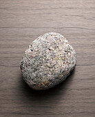 Granitstein auf einem Holztisch, Natur