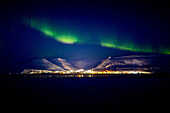 Aurora borealis (Polarlichter) über Longyearbyen, Spitzbergen, Svalbard, Norwegen